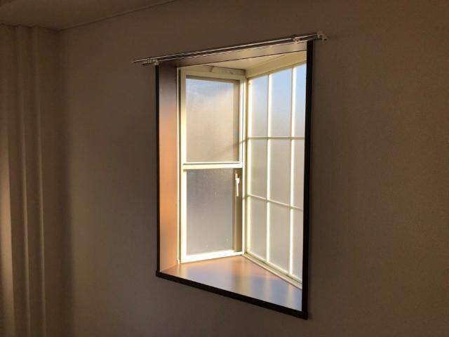 物件内観写真18　(出窓)