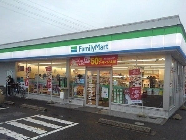 物件外観写真3　(ファミリーマート倉敷中庄店まで750m)