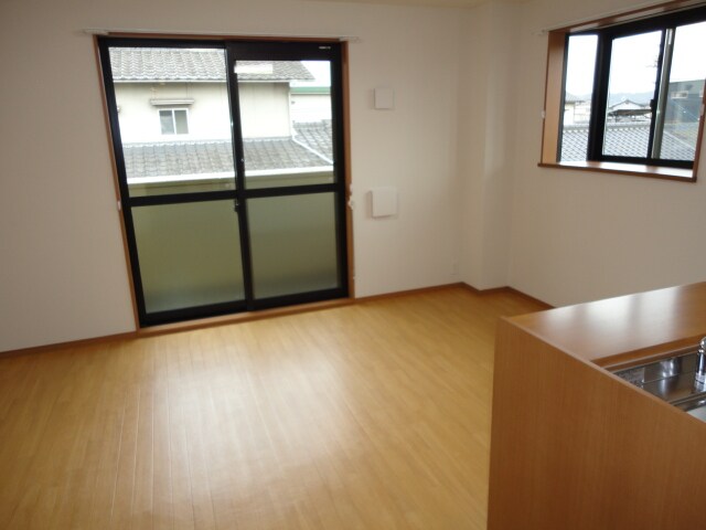 物件内観写真16　(キッチンよりリビング)