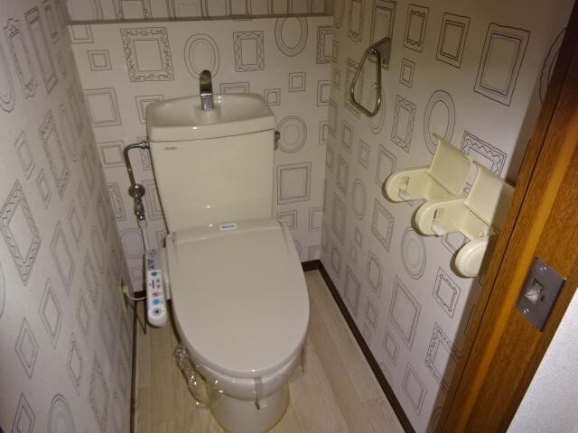 物件内観写真14　(シャワー付トイレ)