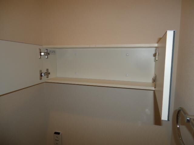 物件内観写真13　(トイレ収納)