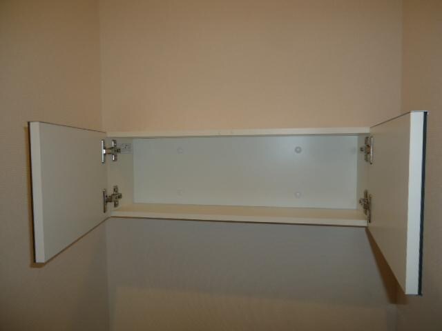 物件内観写真21　(トイレ収納)