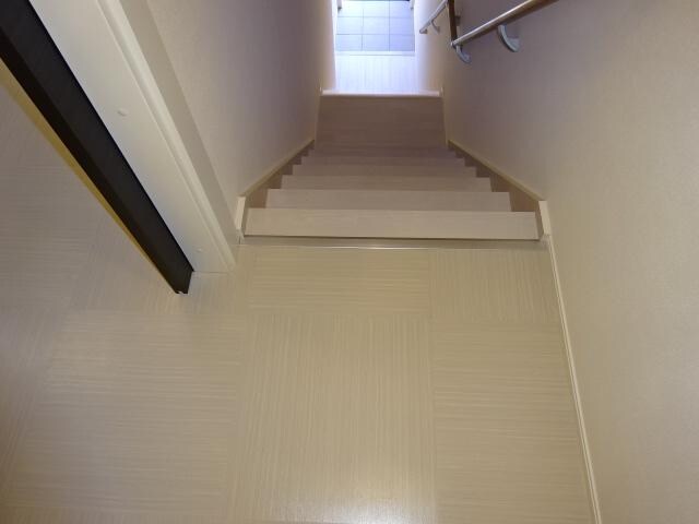 物件内観写真27　(階段)