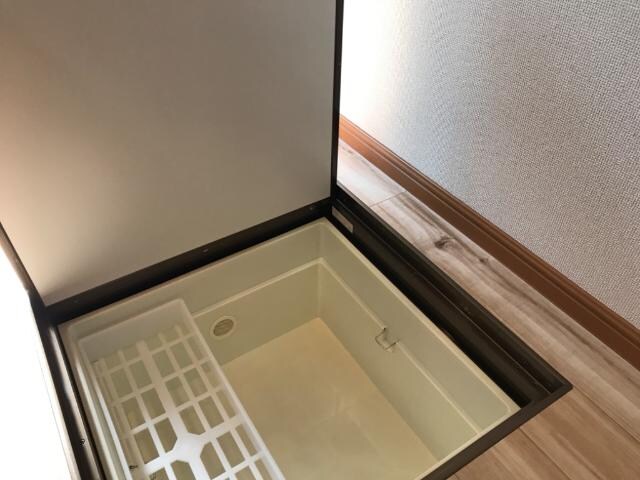 物件内観写真17　(床下収納)