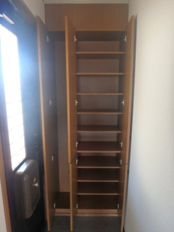 収納(西中新田　フォンテーヌB　2LDK　下駄箱)