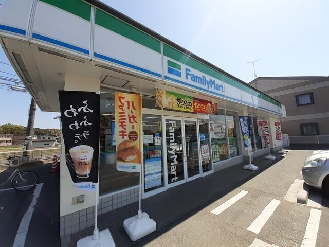 物件外観写真2　(ファミリーマート総社溝口店まで550m)