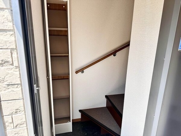玄関(備品や設備仕様は号室等により異なります現地をご確認下さい。)