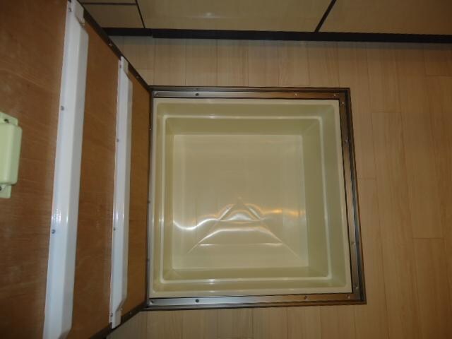 物件内観写真10　(床下収納)