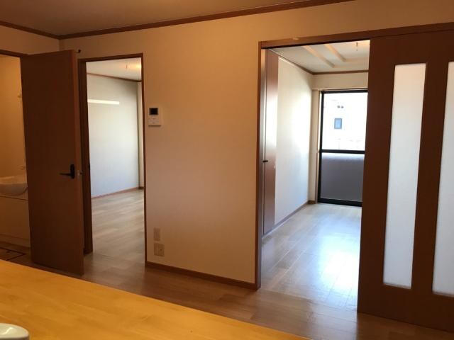 物件内観写真17　(リビング～洋室)