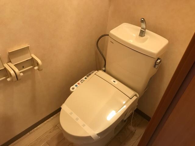 物件内観写真6　(シャワー付トイレ)