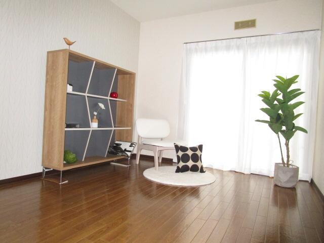 物件内観写真2　(リビング)