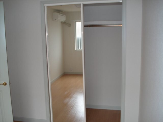 物件内観写真17　(洋室収納（姿見鏡付）)