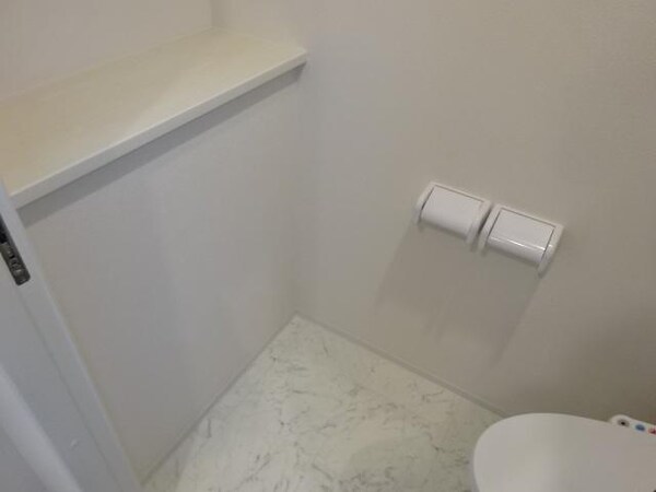 トイレ(飾り棚があります。)