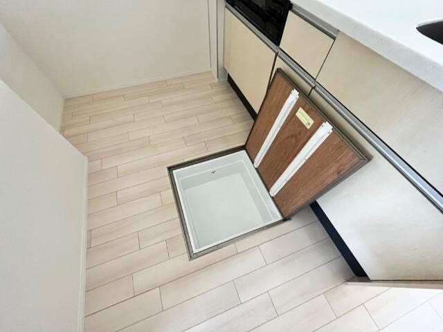 物件内観写真23　(床下収納)