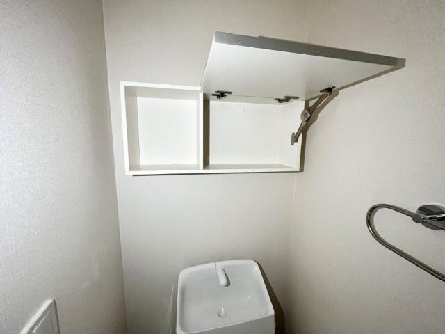 物件内観写真24　(トイレ収納)