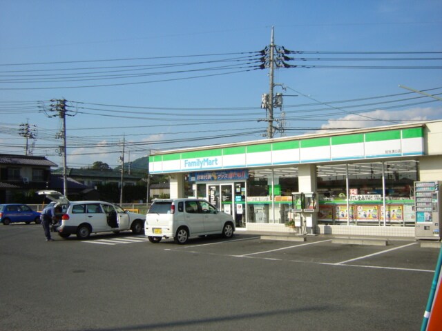 物件外観写真4　(ファミリーマート（コンビニ）まで80ｍ)