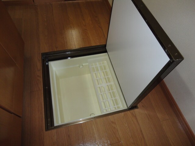 物件内観写真14　(床下収納)