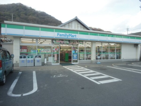周辺環境(ファミリーマート 笠岡中央店 621m)