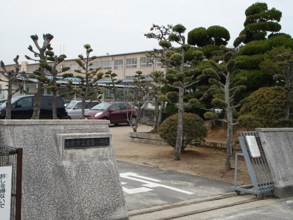 周辺環境(倉敷市立富田小学校まで560ｍ)