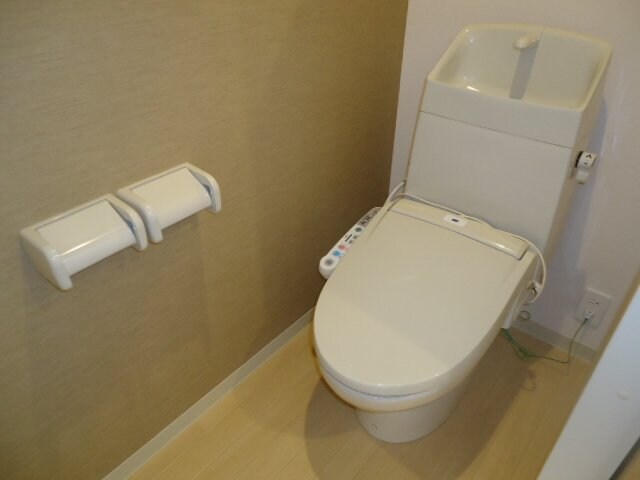 物件内観写真4　(シャワー付トイレ)