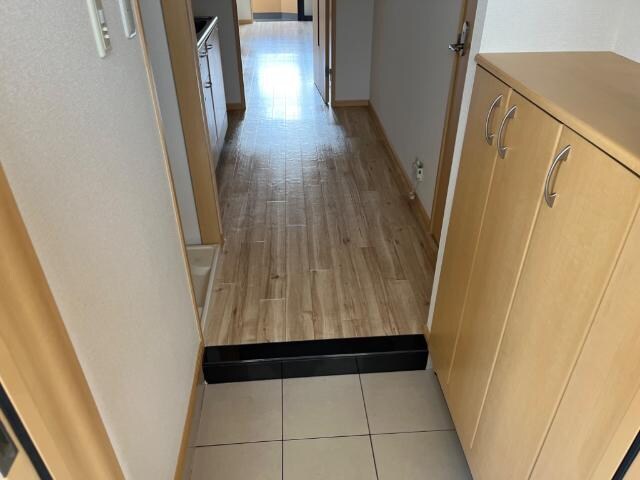 物件内観写真12　(玄関)