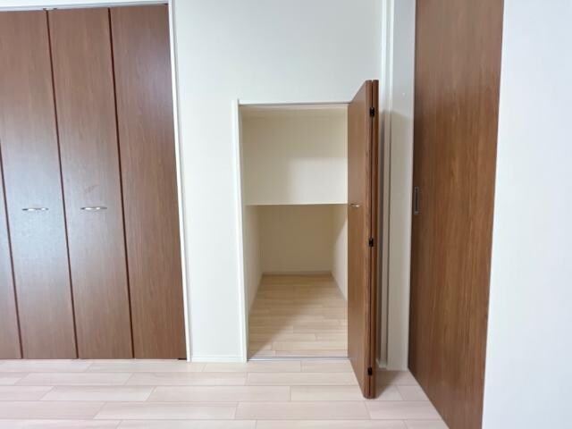 物件内観写真26　(階段下収納)