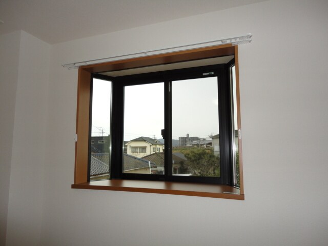 物件内観写真20　(出窓)