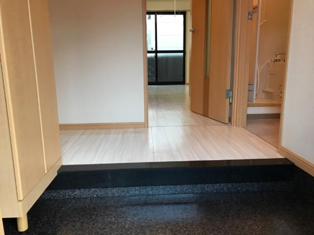 物件内観写真10　(玄関)