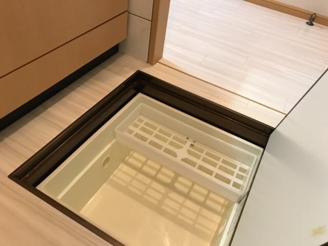 物件内観写真13　(床下収納)