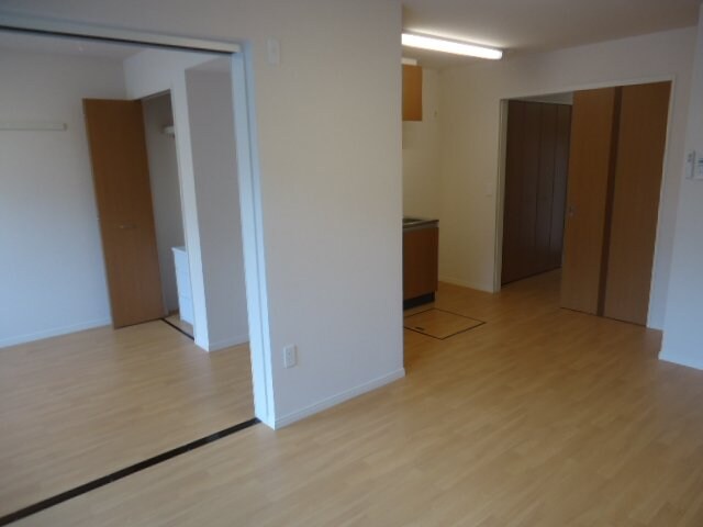 物件内観写真27　(リビングから洋室)