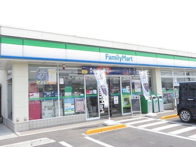 物件外観写真3　(ファミリーマート倉敷西阿知店まで800m)