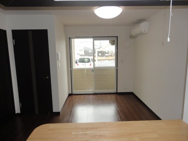 居室(キッチンからリビング)