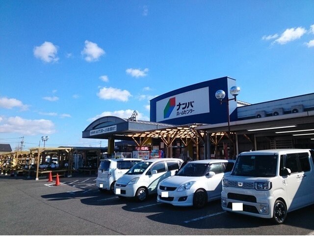 物件外観写真3　(ナンバ　鴨方店まで950m)