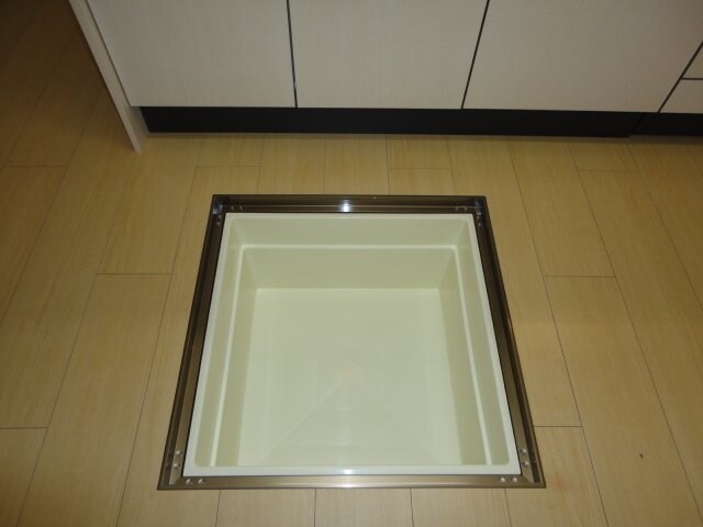 物件内観写真19　(キッチン床下収納)