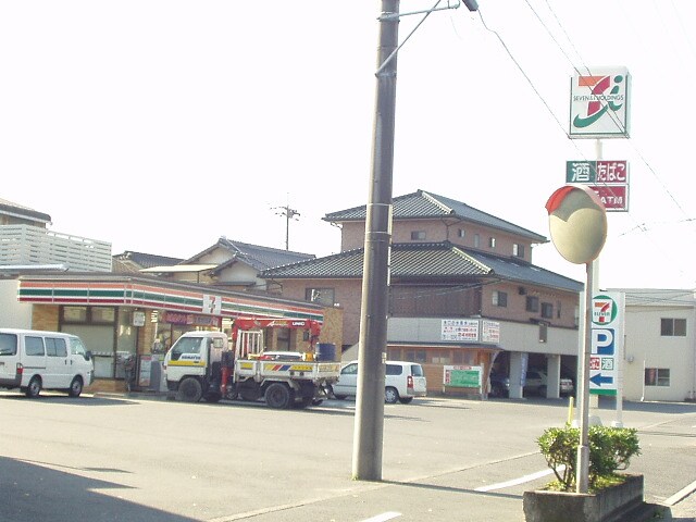 物件外観写真5　(セブンイレブン金光学園前店まで609ｍ)