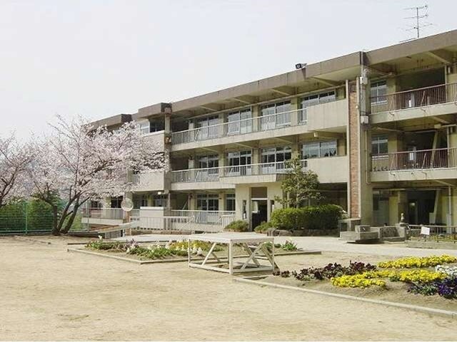 物件外観写真4　(郷内小学校まで600m)