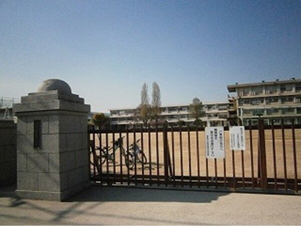 周辺環境(第四福田小学校まで1300m)