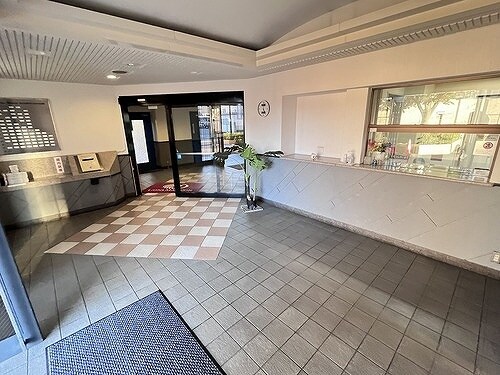 物件外観写真2　(風除室　※2023年10月撮影)