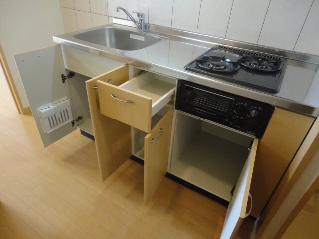 物件内観写真3　(キッチン収納)