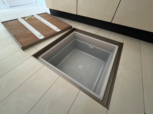 物件内観写真11　(床下収納)