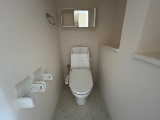 物件内観写真18　(シャワー付トイレ)