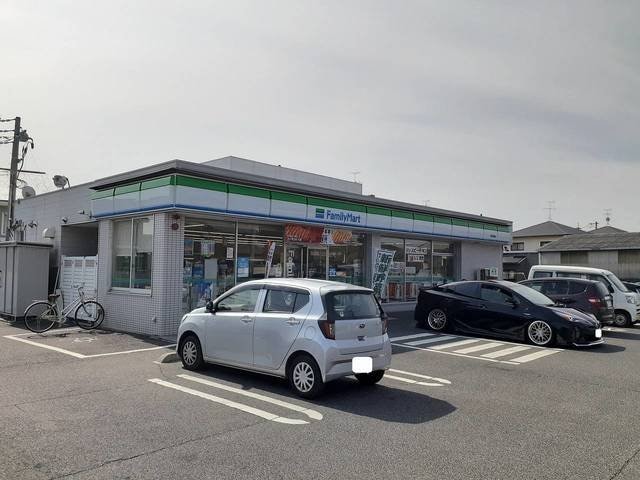 物件外観写真2　(ファミリーマート箕島店まで330m)