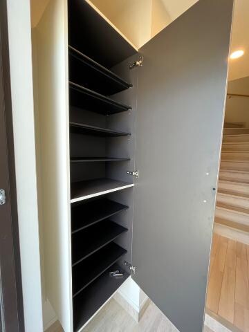 物件内観写真23　(玄関収納)