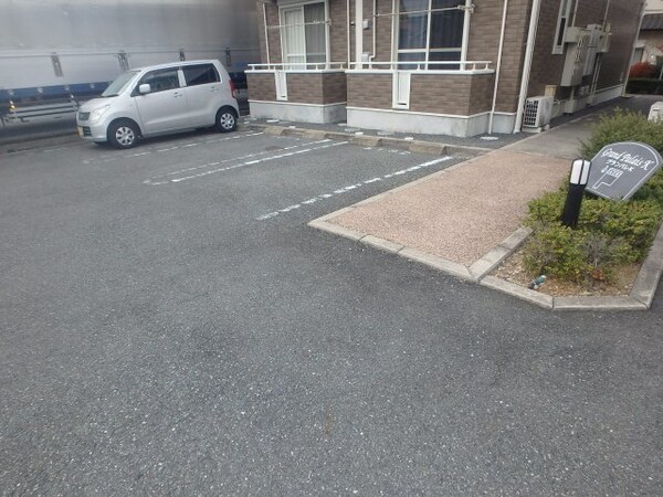駐車場(総社市井手　グランパレＫ　1LDＫ　駐車場)