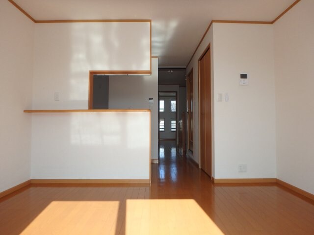 物件内観写真4　(総社市井手　グランパレＫ　1LDＫ　居間・リビング)