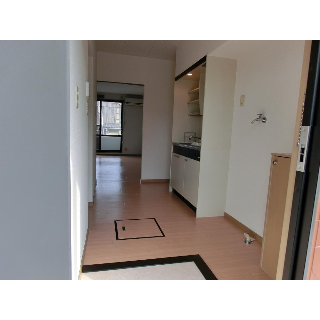 物件内観写真8　(玄関)