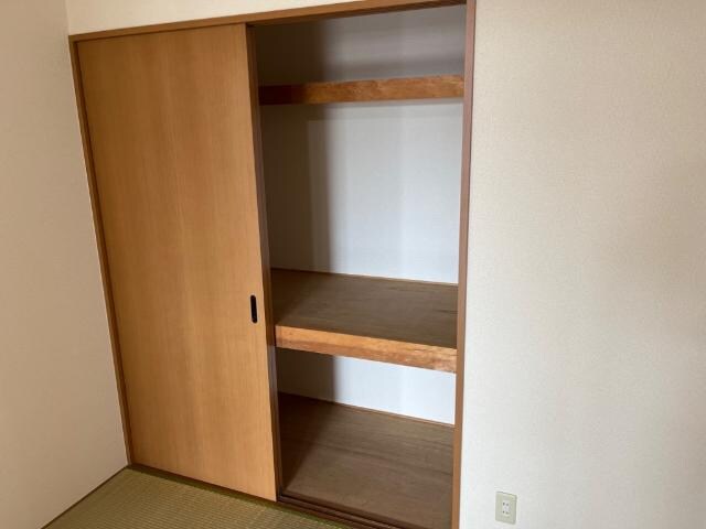 物件内観写真13　(和室収納)
