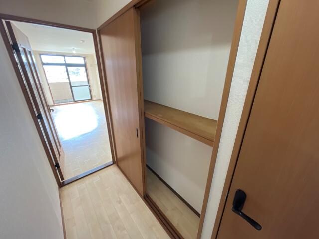 物件内観写真19　(廊下収納)