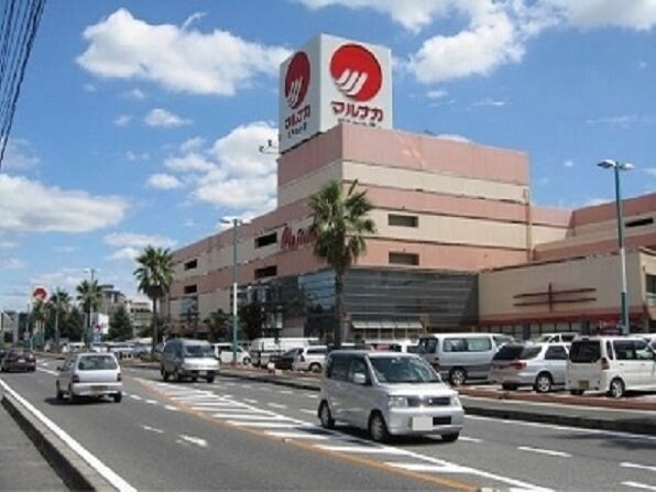 物件外観写真3　(マルナカマスカット店まで800m)