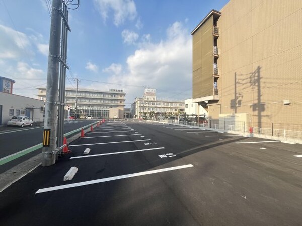 駐車場(車をお持ちの方に嬉しい駐車場付きの物件です)